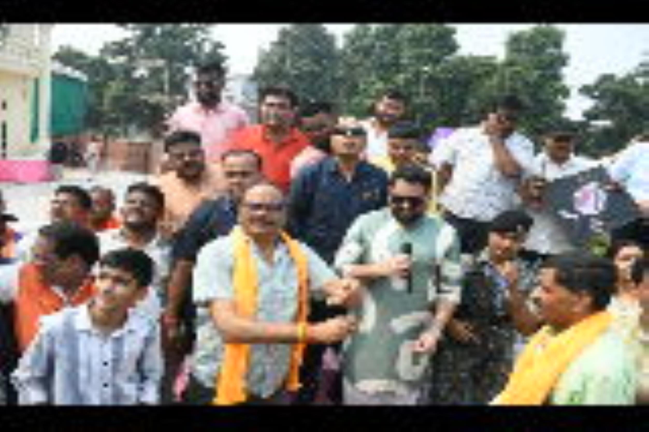 पतंगबाजी प्रतियोगिता के दौरान हाथ आजमाते डिप्टी सीएम ब्रजेश पाठव व पूर्व उप  मुख्यमंत्री डॉ दिन