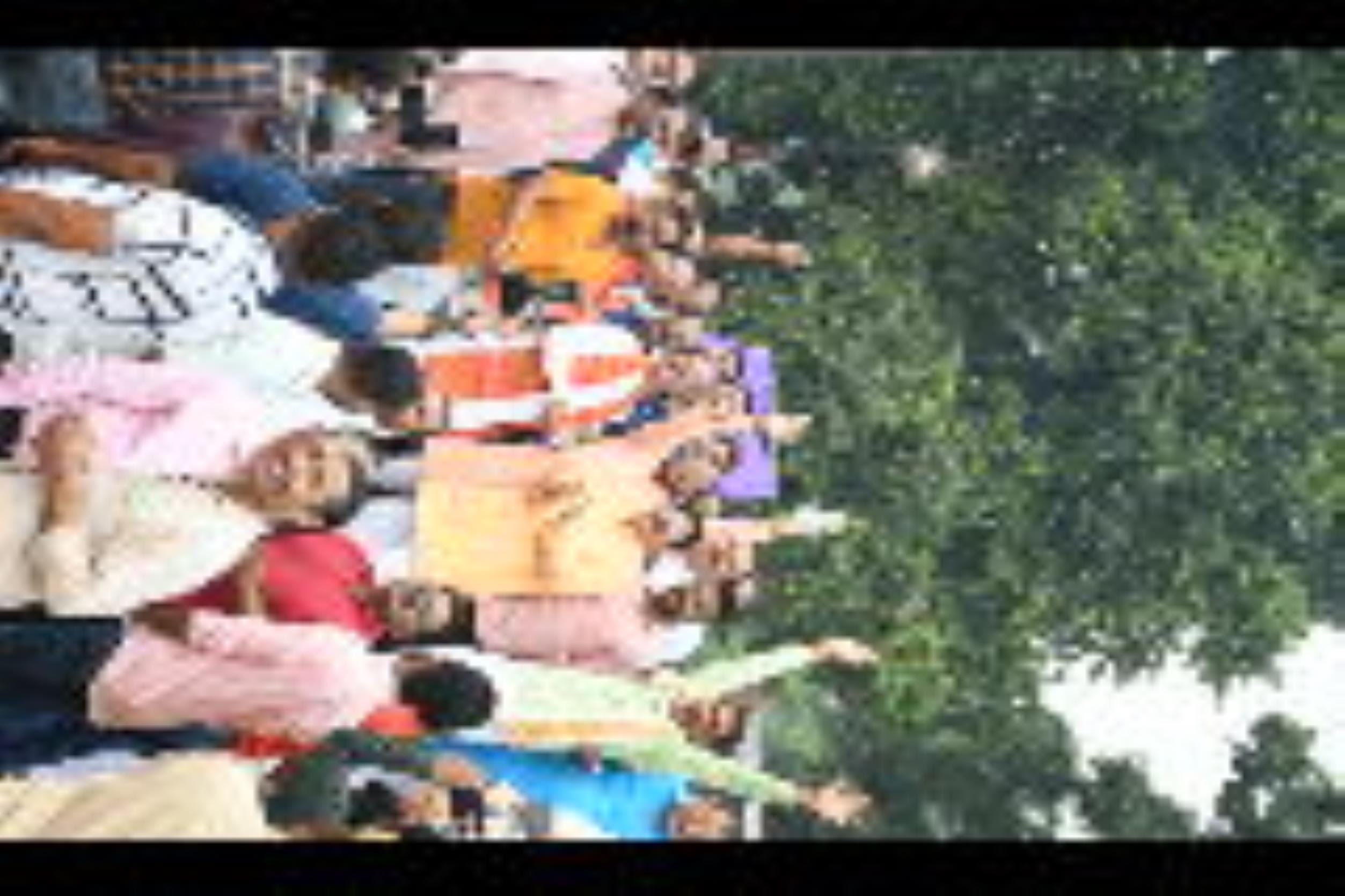 पतंगबाजी प्रतियोगिता के दौरान हाथ आजमाते डिप्टी सीएम ब्रजेश पाठव व पूर्व उप  मुख्यमंत्री डॉ दिन