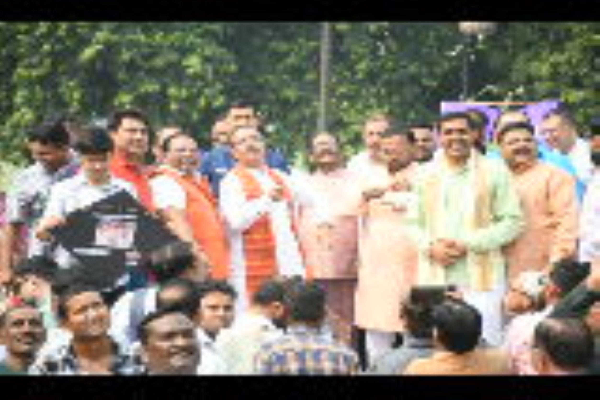 पतंगबाजी प्रतियोगिता के दौरान हाथ आजमाते डिप्टी सीएम ब्रजेश पाठव व पूर्व उप  मुख्यमंत्री डॉ दिन
