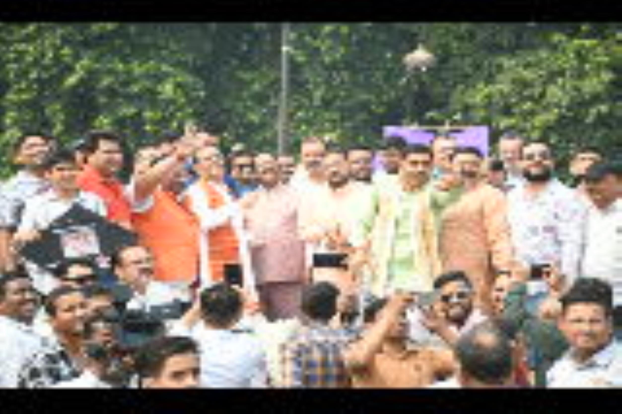 पतंगबाजी प्रतियोगिता के दौरान हाथ आजमाते डिप्टी सीएम ब्रजेश पाठव व पूर्व उप  मुख्यमंत्री डॉ दिन