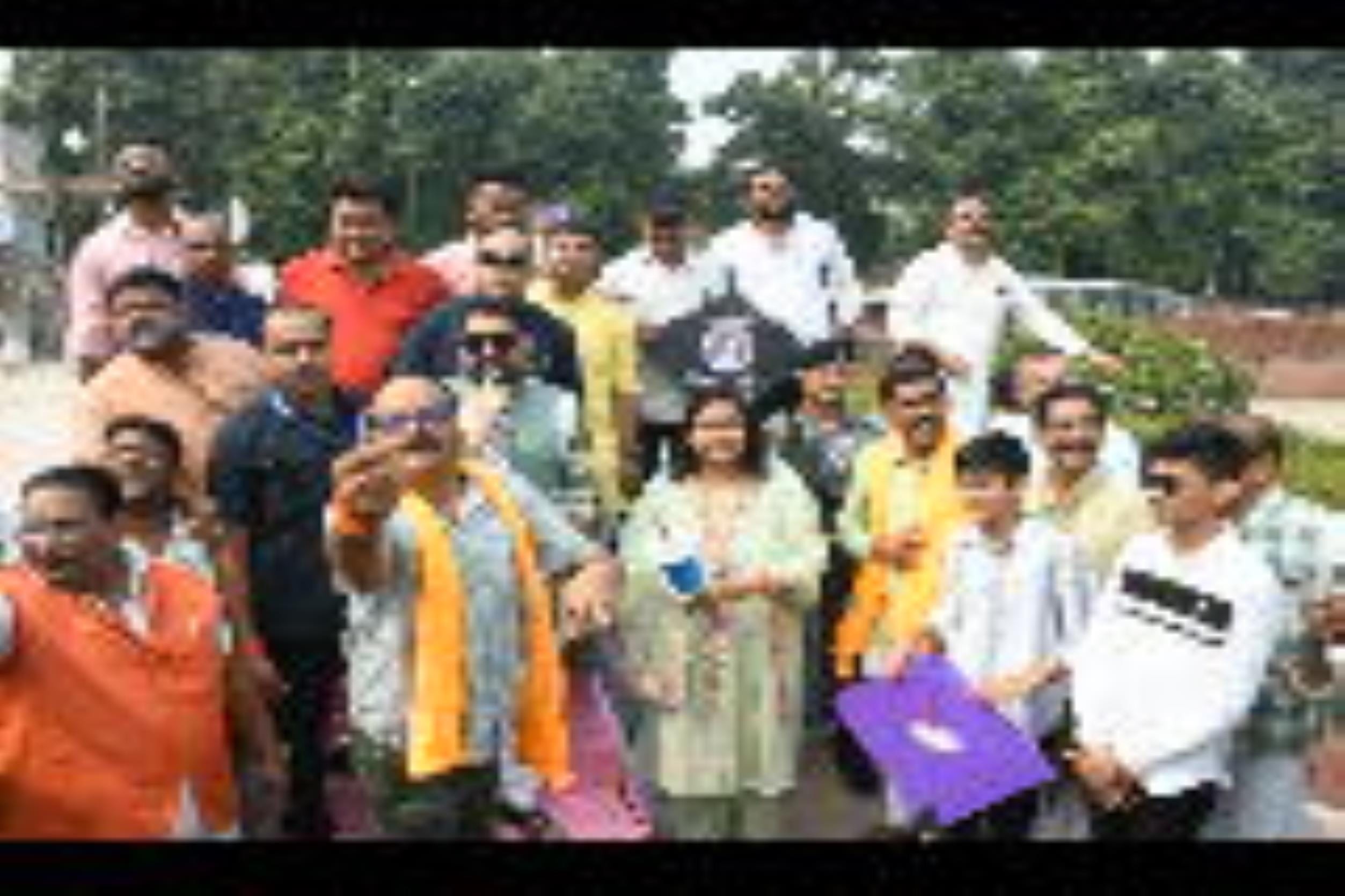 पतंगबाजी प्रतियोगिता के दौरान हाथ आजमाते डिप्टी सीएम ब्रजेश पाठव व पूर्व उप  मुख्यमंत्री डॉ दिन