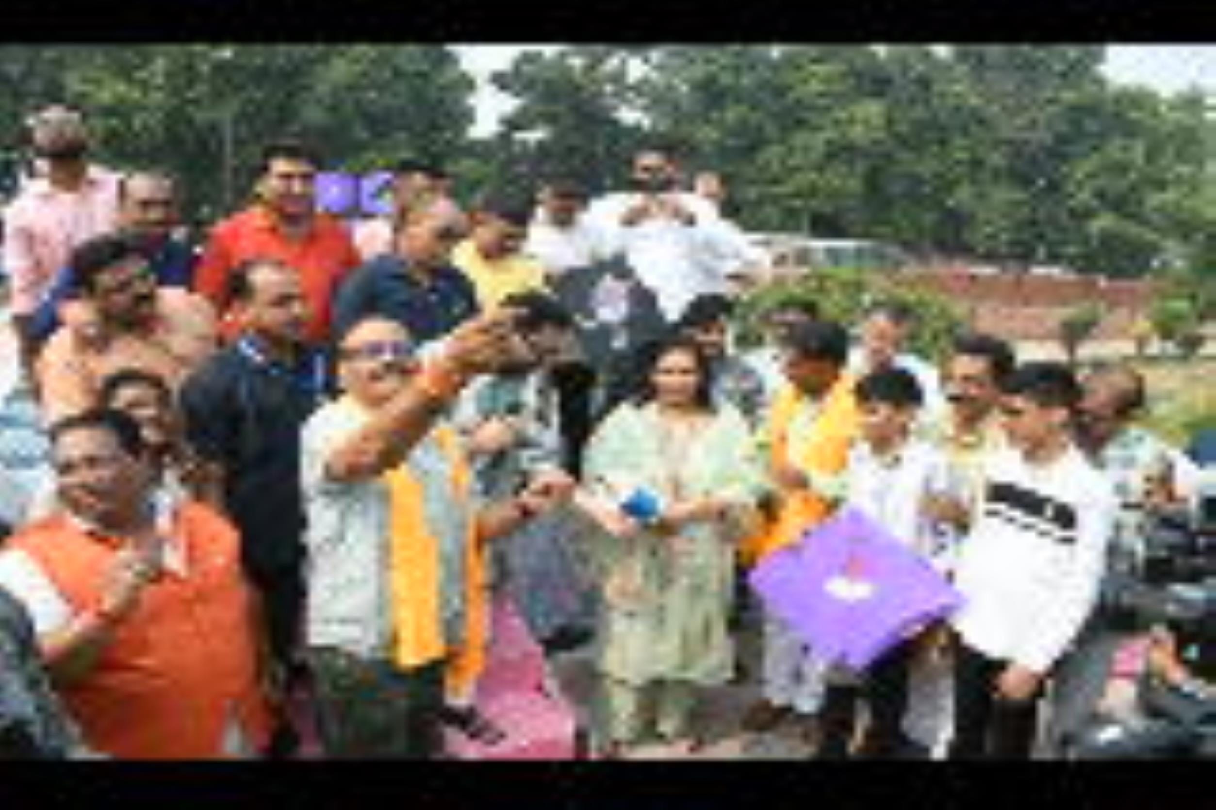 पतंगबाजी प्रतियोगिता के दौरान हाथ आजमाते डिप्टी सीएम ब्रजेश पाठव व पूर्व उप  मुख्यमंत्री डॉ दिन