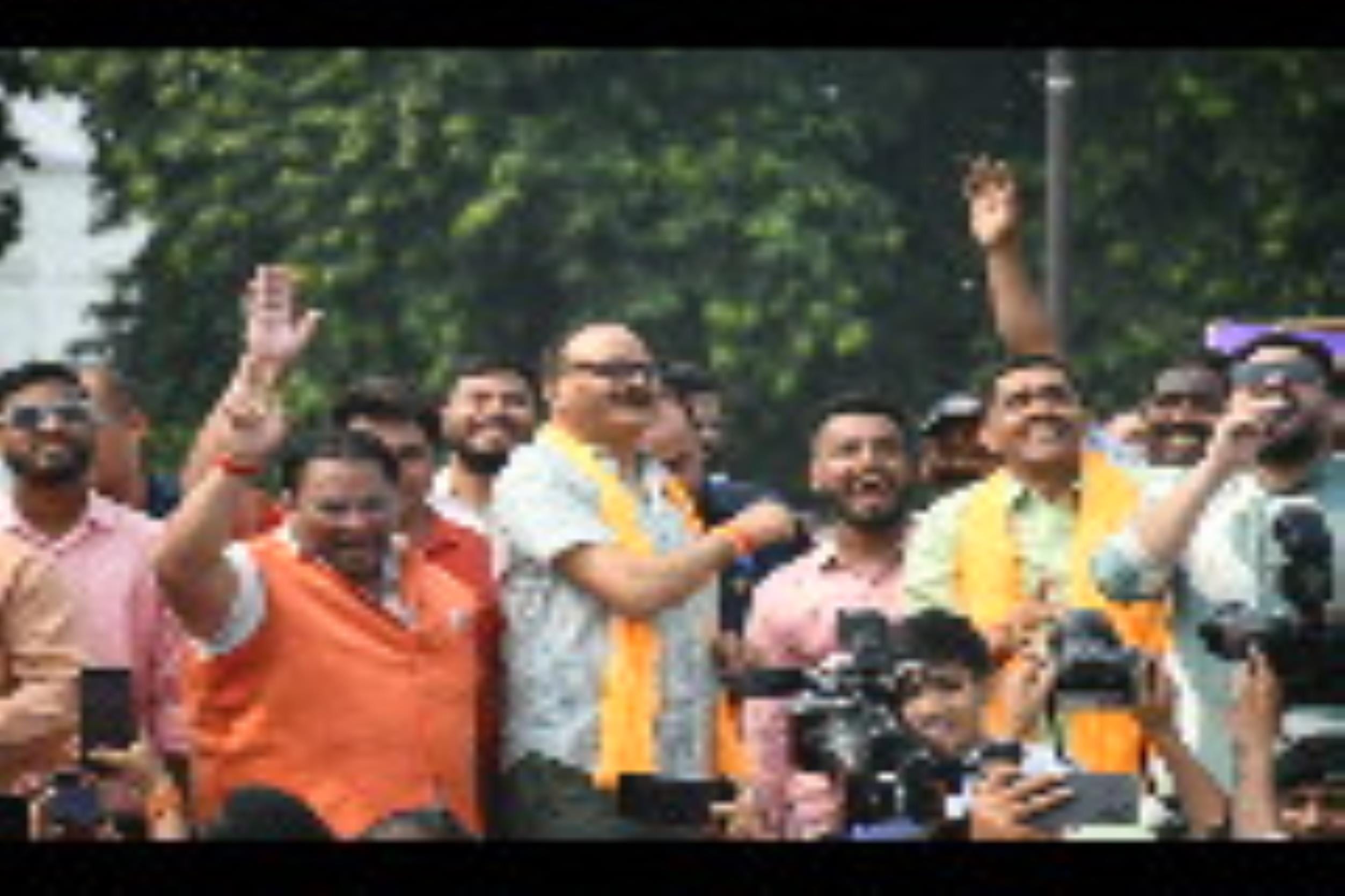 पतंगबाजी प्रतियोगिता के दौरान हाथ आजमाते डिप्टी सीएम ब्रजेश पाठव व पूर्व उप  मुख्यमंत्री डॉ दिन