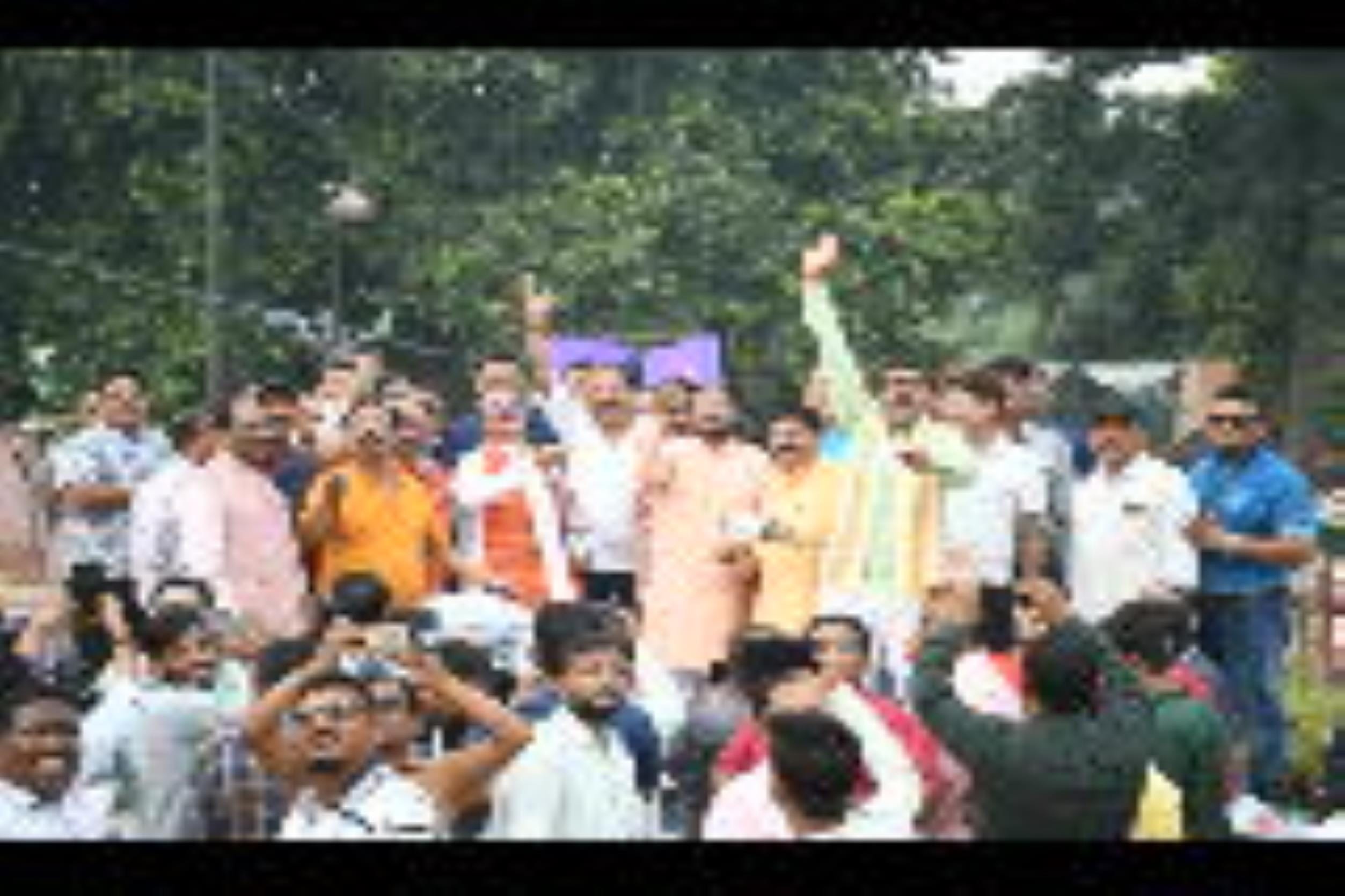 पतंगबाजी प्रतियोगिता के दौरान हाथ आजमाते डिप्टी सीएम ब्रजेश पाठव व पूर्व उप  मुख्यमंत्री डॉ दिन