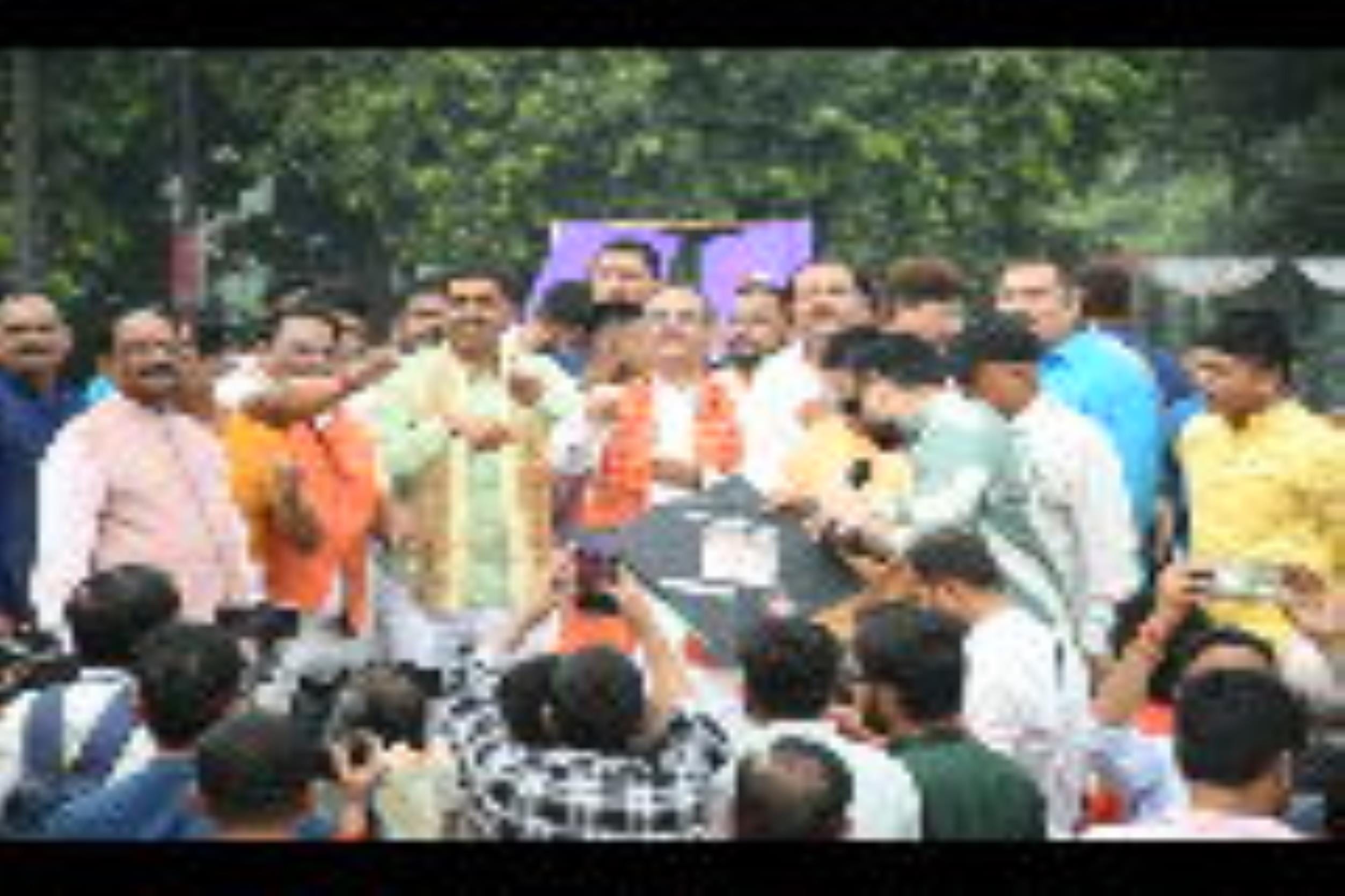 पतंगबाजी प्रतियोगिता के दौरान हाथ आजमाते डिप्टी सीएम ब्रजेश पाठव व पूर्व उप  मुख्यमंत्री डॉ दिन