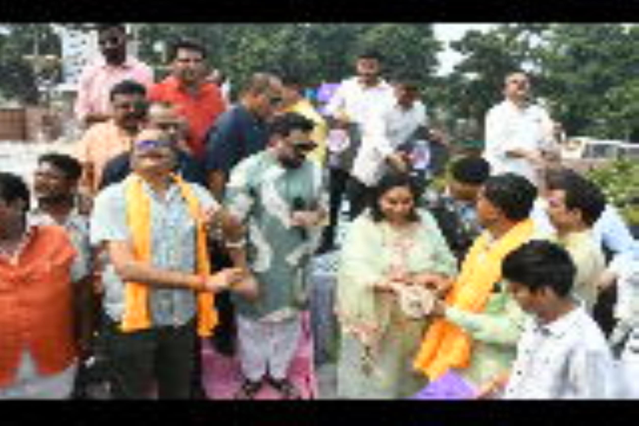 पतंगबाजी प्रतियोगिता के दौरान हाथ आजमाते डिप्टी सीएम ब्रजेश पाठव व पूर्व उप  मुख्यमंत्री डॉ दिन