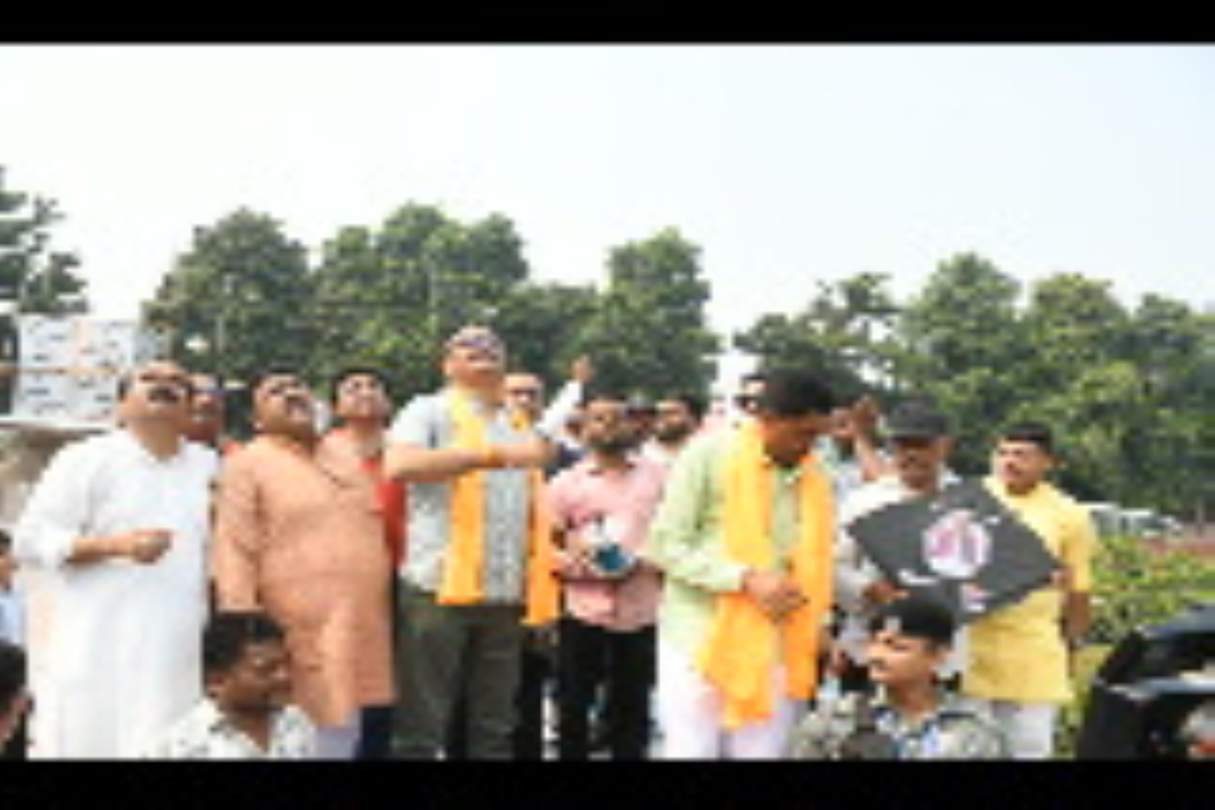 पतंगबाजी प्रतियोगिता के दौरान हाथ आजमाते डिप्टी सीएम ब्रजेश पाठव व पूर्व उप  मुख्यमंत्री डॉ दिन