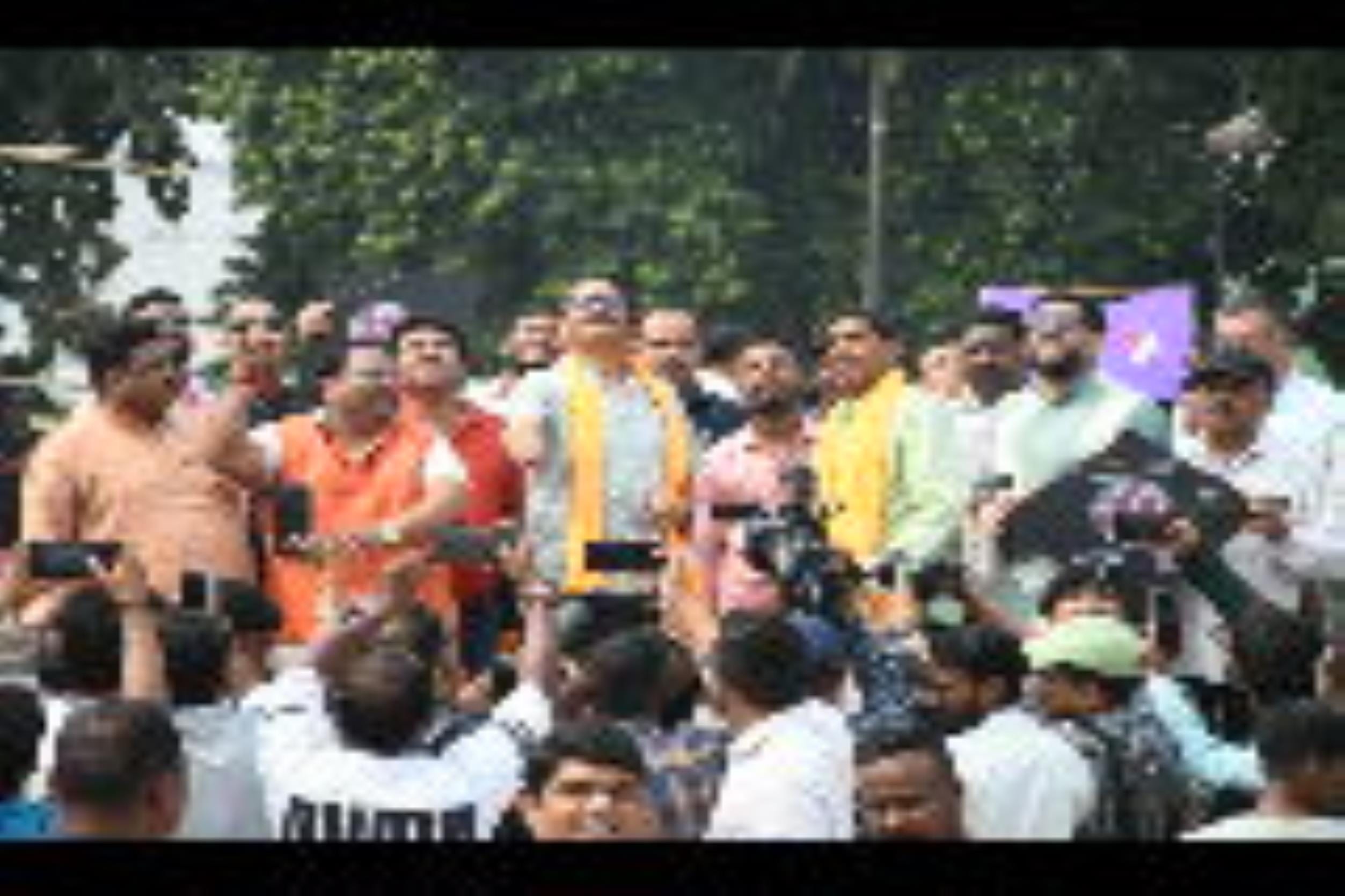 पतंगबाजी प्रतियोगिता के दौरान हाथ आजमाते डिप्टी सीएम ब्रजेश पाठव व पूर्व उप  मुख्यमंत्री डॉ दिन