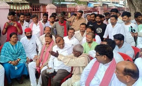 पीड़ित से मिलने पहुंचे राजनेता।