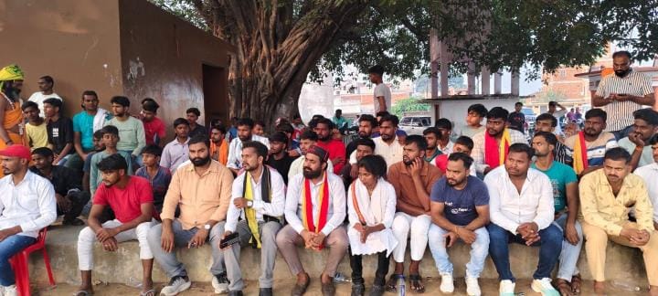 पीड़ित से मिलने पहुंचे राजनेता।