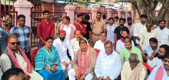 पीड़ित से मिलने पहुंचे राजनेता।