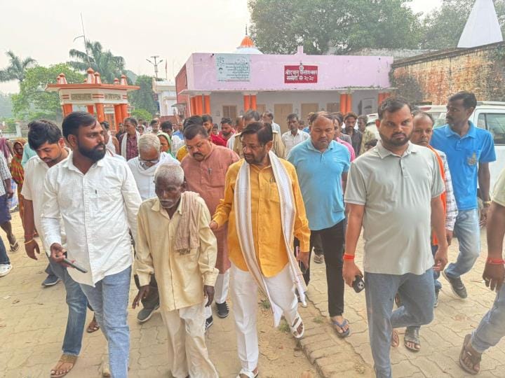 पीड़ित से मिलने पहुंचे राजनेता।