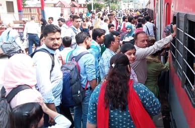 रोडवेज बस अड्डा पर बस में बैठने के लिए लगी यात्रियों की भीड़। संवाद रोडवेज बस अड्डा पर बस में बैठने के लिए लगी यात्रियों की भीड़। संवाद