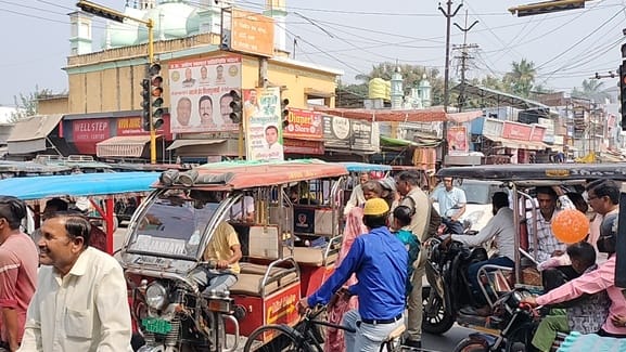 रोडवेज बस अड्डा पर बस में बैठने के लिए लगी यात्रियों की भीड़। संवाद रोडवेज बस अड्डा पर बस में बैठने के लिए लगी यात्रियों की भीड़। संवाद
