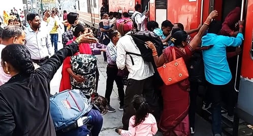 रोडवेज बस अड्डा पर बस में बैठने के लिए लगी यात्रियों की भीड़। संवाद रोडवेज बस अड्डा पर बस में बैठने के लिए लगी यात्रियों की भीड़। संवाद