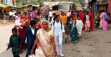 रोडवेज बस अड्डा पर बस में बैठने के लिए लगी यात्रियों की भीड़। संवाद रोडवेज बस अड्डा पर बस में बैठने के लिए लगी यात्रियों की भीड़। संवाद