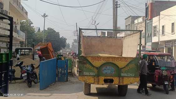 सिरसा। मंडी में कपास - नरमा बेचने के लिए आए किसान।  संवाद