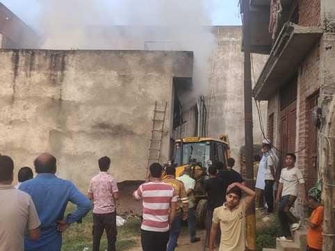 सरधना। कालंद चुंगी के पास दोना पत्तल फैक्ट्री में लगी आग। स्थानीय निवासी सरधना। कालंद चुंगी के पास दोना पत्तल फैक्ट्री में लगी आग। स्थानीय निवासी