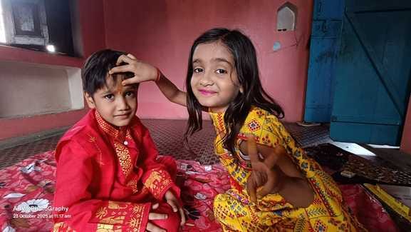 शहर के यादव नगर में भाई को तिलक करती बहन। संवाद शहर के यादव नगर में भाई को तिलक करती बहन। संवाद