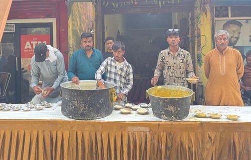 तेजली रोड पर विश्वकर्मा दिवस के मौके पर पूजा करते लोग। संवाद