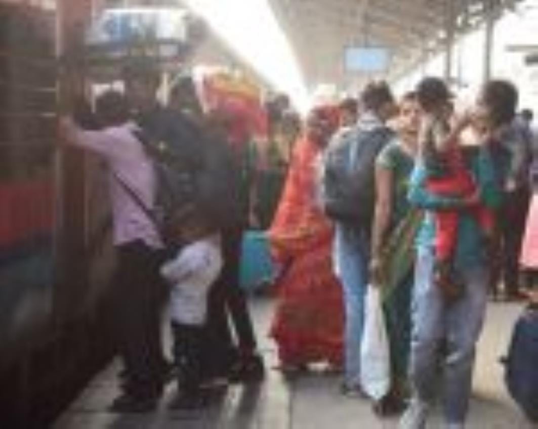 ट्रेन में भीड़। ट्रेन में भीड़।