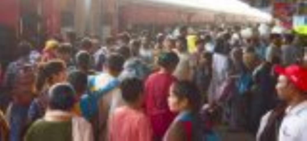 ट्रेन में भीड़। ट्रेन में भीड़।