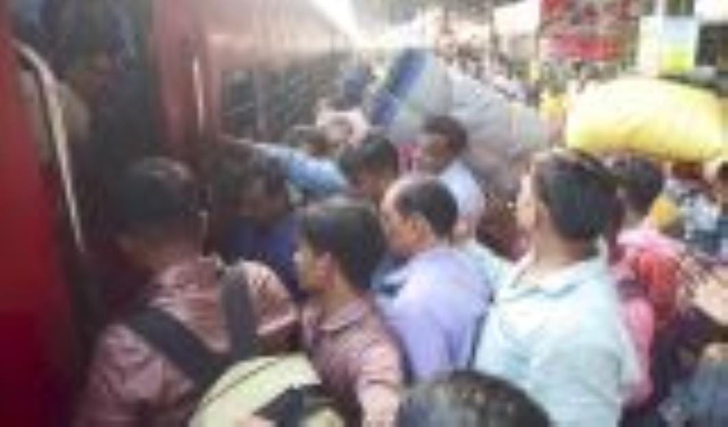 ट्रेन में भीड़। ट्रेन में भीड़।
