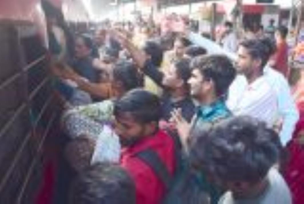 ट्रेन में भीड़। ट्रेन में भीड़।