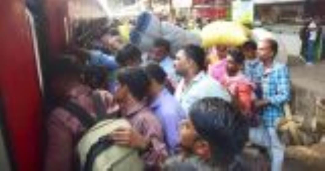 ट्रेन में भीड़। ट्रेन में भीड़।