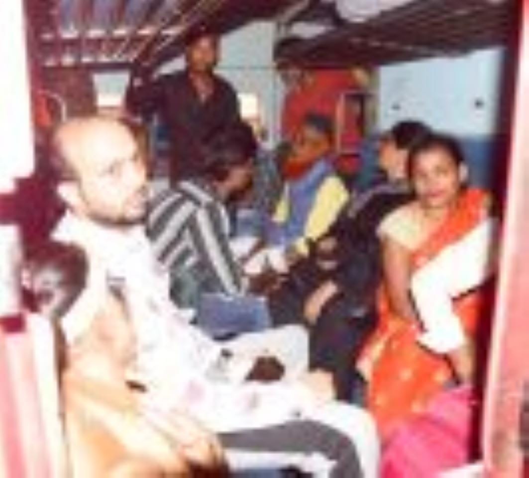 ट्रेन में भीड़। ट्रेन में भीड़।
