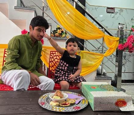 दौराला - दौराला में भैय्या दूज का पर्व मनाते। स्रोत : स्वयं दौराला - दौराला में भैय्या दूज का पर्व मनाते। स्रोत : स्वयं