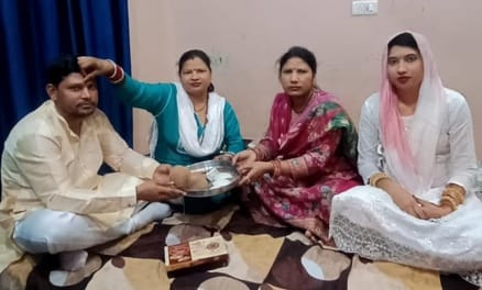 दौराला - दौराला में भैय्या दूज का पर्व मनाते। स्रोत : स्वयं दौराला - दौराला में भैय्या दूज का पर्व मनाते। स्रोत : स्वयं