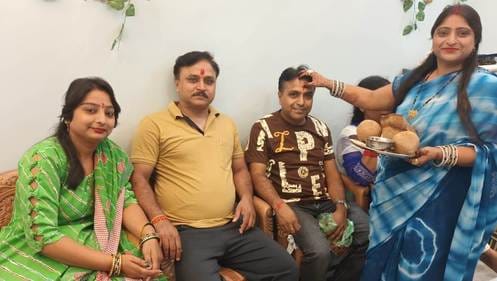 दौराला - दौराला में भैय्या दूज का पर्व मनाते। स्रोत : स्वयं दौराला - दौराला में भैय्या दूज का पर्व मनाते। स्रोत : स्वयं