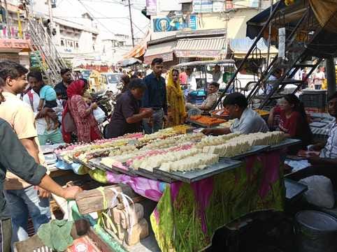 दौराला - दौराला में भैय्या दूज का पर्व मनाते। स्रोत : स्वयं दौराला - दौराला में भैय्या दूज का पर्व मनाते। स्रोत : स्वयं