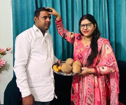 दौराला - दौराला में भैय्या दूज का पर्व मनाते। स्रोत : स्वयं दौराला - दौराला में भैय्या दूज का पर्व मनाते। स्रोत : स्वयं