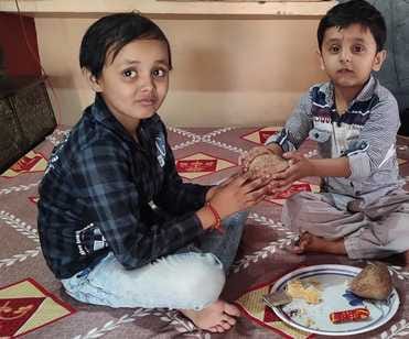 दौराला - दौराला में भैय्या दूज का पर्व मनाते। स्रोत : स्वयं दौराला - दौराला में भैय्या दूज का पर्व मनाते। स्रोत : स्वयं