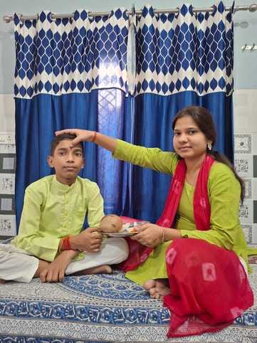 दौराला - दौराला में भैय्या दूज का पर्व मनाते। स्रोत : स्वयं दौराला - दौराला में भैय्या दूज का पर्व मनाते। स्रोत : स्वयं