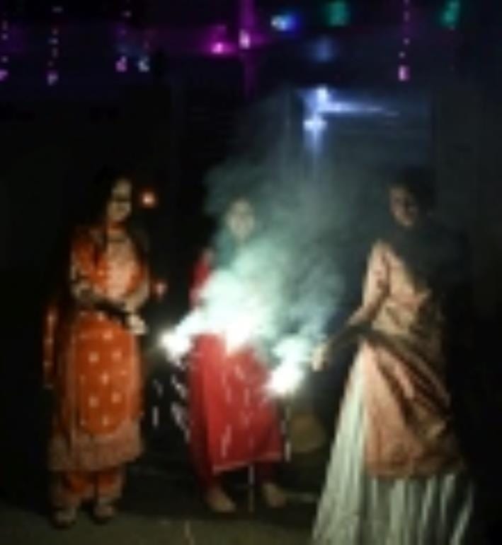 दिवाली पर आतिशबाजी। दिवाली पर आतिशबाजी।