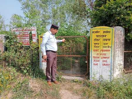 वीरवार को बंद पड़ा कुंगड़ंत स्कूल व मौके पर मौजूद शिक्षा उपनिदेशक। स्रोत संस्थान वीरवार को बंद पड़ा कुंगड़ंत स्कूल व मौके पर मौजूद शिक्षा उपनिदेशक। स्रोत संस्थान