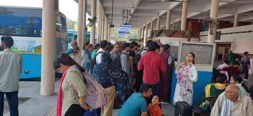 यमुनानगर रोडवेज डिपो पर लगी लोगों की भीड़। संवाद