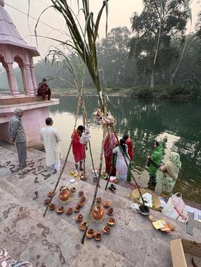 12 सीकेटीपी-1- परिचय- मंदाकिनी नदी किनारे छठ पूजा के लिए पूजन सामग्री के साथ तैयार रखी दउरा कुस 12 सीकेटीपी-1- परिचय- मंदाकिनी नदी किनारे छठ पूजा के लिए पूजन सामग्री के साथ तैयार रखी दउरा कुस