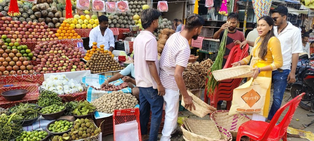 23- सुभाष नगर में कपड़े की दुकान पर खरीदारी करती महिलाएं - संवाद
