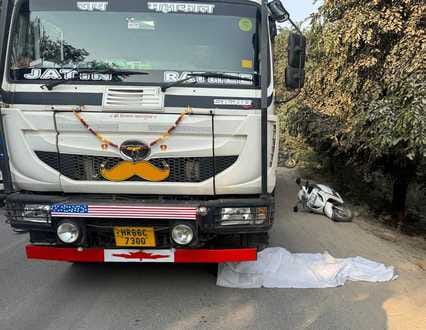 23jjrp12- ग्वालीसन रोड फाटक पर हुए हादसे के बाद शव को एंबुलेंस में लेकर जाते हुए। वीडियो 23jjrp12- ग्वालीसन रोड फाटक पर हुए हादसे के बाद शव को एंबुलेंस में लेकर जाते हुए। वीडियो