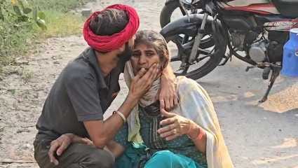 23jjrp12- ग्वालीसन रोड फाटक पर हुए हादसे के बाद शव को एंबुलेंस में लेकर जाते हुए। वीडियो 23jjrp12- ग्वालीसन रोड फाटक पर हुए हादसे के बाद शव को एंबुलेंस में लेकर जाते हुए। वीडियो