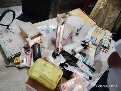 23jjrp19- तुंबाहेड़ी गांव में अवैध रूप से चल रहे क्लीनिक पर कार्रवाई करते पुलिस कर्मी व टीम के 