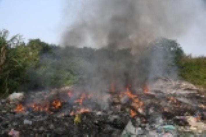 बंगलाबाजार भदरूख के पास शारदा नहर के किनारे व गोमतीनगर में सहारा शहर के पीछे बृहस्पतिवार को जलत बंगलाबाजार भदरूख के पास शारदा नहर के किनारे व गोमतीनगर में सहारा शहर के पीछे बृहस्पतिवार को जलत