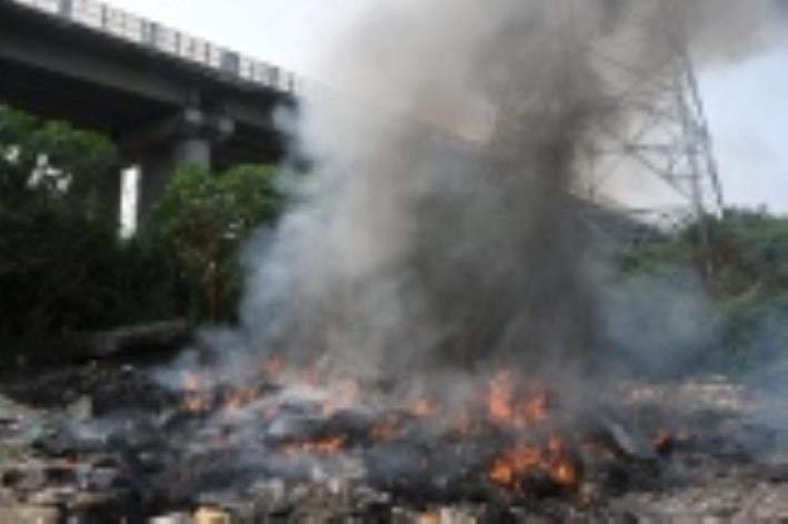 बंगलाबाजार भदरूख के पास शारदा नहर के किनारे व गोमतीनगर में सहारा शहर के पीछे बृहस्पतिवार को जलत बंगलाबाजार भदरूख के पास शारदा नहर के किनारे व गोमतीनगर में सहारा शहर के पीछे बृहस्पतिवार को जलत