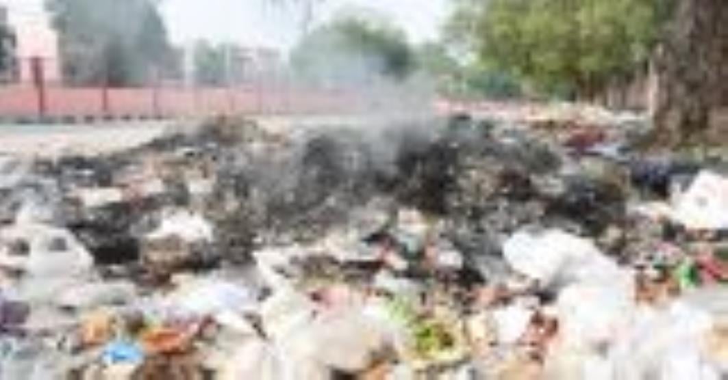 बंगलाबाजार भदरूख के पास शारदा नहर के किनारे व गोमतीनगर में सहारा शहर के पीछे बृहस्पतिवार को जलत बंगलाबाजार भदरूख के पास शारदा नहर के किनारे व गोमतीनगर में सहारा शहर के पीछे बृहस्पतिवार को जलत