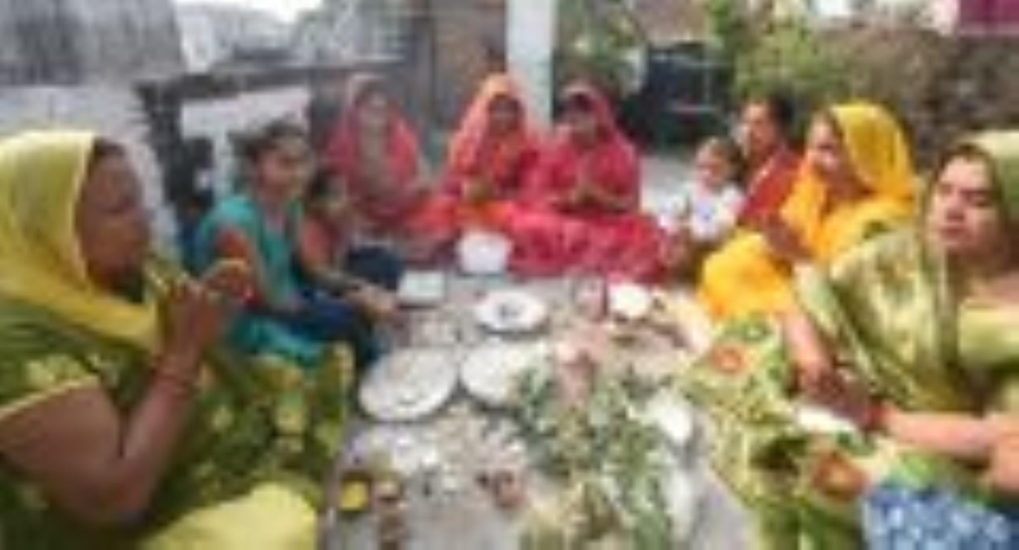 भाइयों को स्नेह का टीका लगाकर की दीर्घायु की कामना भाइयों को स्नेह का टीका लगाकर की दीर्घायु की कामना