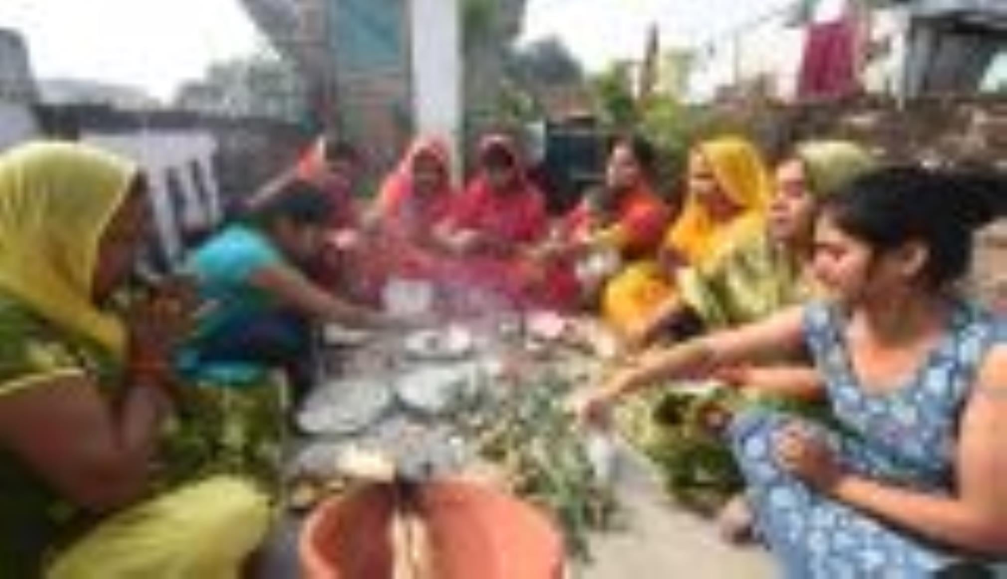 भाइयों को स्नेह का टीका लगाकर की दीर्घायु की कामना भाइयों को स्नेह का टीका लगाकर की दीर्घायु की कामना